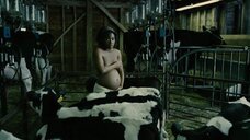 7. Беременная Клэр-Хоуп Эшити оголила грудь – Дитя человеческое (2006)