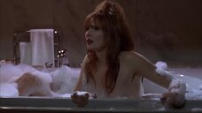 12. Эротическая сцена с Мелани Гуд в ванне – Части тела (1997)