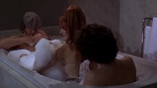 3. Эротическая сцена с Мелани Гуд в ванне – Части тела (1997)