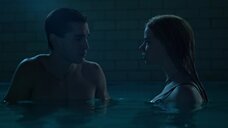 Горячая сцена с Аней Тейлор-Джой в бассейне