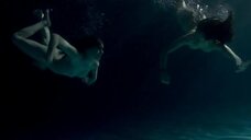 2. Диана Гомес и Ариадна Каброль голышом плавают под водой – Дневник лесбиянки
