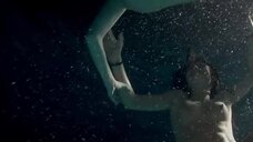 5. Диана Гомес и Ариадна Каброль голышом плавают под водой – Дневник лесбиянки
