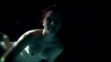 Диана Гомес голой плавает под водой