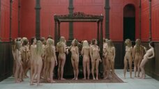Палома Пикассо в окружении голых девушек