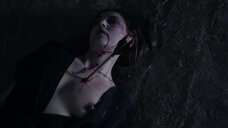 1. Голая грудь Сэлли Фолкнер – Вампиры (2015)