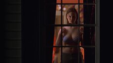 4. Тора Бёрч показывает голую грудь в окне – Красота по-американски