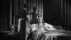 1. Грета Гарбо надевает халат – Мата Хари(1931)