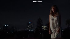 Сиенна Миллер в ночной рубашке без лифчика