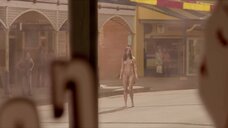 Полностью голая Николь Кидман на улице