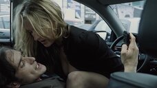 Лили Собески занимается сексом в машине
