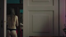 4. Александра Ревенко засветила голую грудь в отражении зеркала – Побочный эффект (2020)