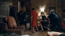 Сцена в квартире с проститутками