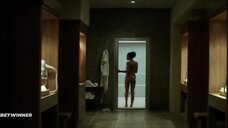 Голая Саманта Логан заходит в ванную