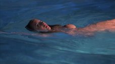 Ева Амурри засветила голую грудь в бассейне