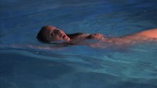 2. Ева Амурри засветила голую грудь в бассейне – Блудливая Калифорния