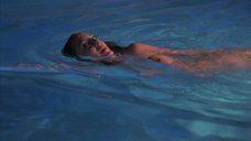 3. Ева Амурри засветила голую грудь в бассейне – Блудливая Калифорния