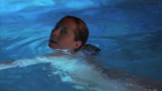4. Ева Амурри засветила голую грудь в бассейне – Блудливая Калифорния