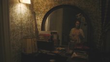 1. Одесса Янг рассматривает свою голую грудь в зеркале – Ширли