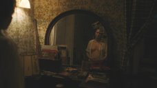 2. Одесса Янг рассматривает свою голую грудь в зеркале – Ширли