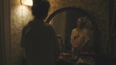 3. Одесса Янг рассматривает свою голую грудь в зеркале – Ширли