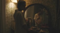 5. Одесса Янг рассматривает свою голую грудь в зеркале – Ширли