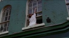 1. Секси Юлия Брендлер моет окно – Лунный танец