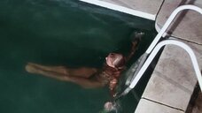 2. Полностью голая Белинда Мэйн в бассейне – Белый огонь