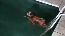3. Полностью голая Белинда Мэйн в бассейне – Белый огонь