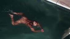 4. Полностью голая Белинда Мэйн в бассейне – Белый огонь