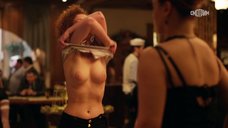 7. Девушка показывает голую грудь в казино – Теория вероятности
