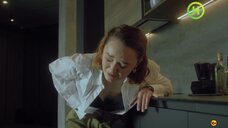 1. Виктория Литвиненко мастурбирует и плачет – Первые ласточки. Зависимые