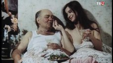 Екатерина Стриженова кушает в постели