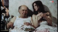 2. Екатерина Стриженова кушает в постели – Американский дедушка
