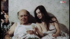 4. Екатерина Стриженова кушает в постели – Американский дедушка