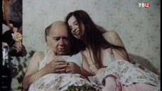 7. Екатерина Стриженова кушает в постели – Американский дедушка