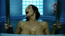2. Екатерина Стриженова плавает топлес в бассейне – От 180 и выше