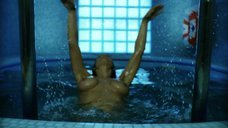 Екатерина Стриженова плавает топлес в бассейне