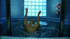 5. Екатерина Стриженова плавает топлес в бассейне – От 180 и выше