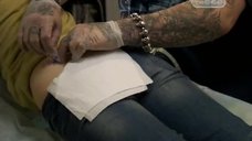 1. Эмилии Спивак делают татуировку на пояснице – Часы любви