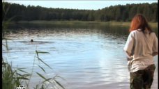 1. Эмилия Спивак купается в озере – Медвежий угол