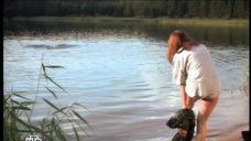 2. Эмилия Спивак купается в озере – Медвежий угол