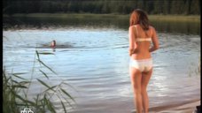 4. Эмилия Спивак купается в озере – Медвежий угол