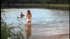 5. Эмилия Спивак купается в озере – Медвежий угол