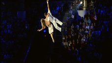 2. Акробатическое выступление Лизы Арзамасовой на юбилейном вечере «Юрию Никулину — 90» 