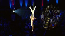 7. Акробатическое выступление Лизы Арзамасовой на юбилейном вечере «Юрию Никулину — 90» 