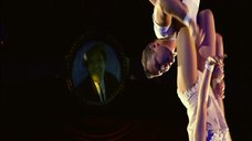 8. Акробатическое выступление Лизы Арзамасовой на юбилейном вечере «Юрию Никулину — 90» 