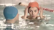 3. Мария Семкина плавает в бассейне – Мой муж – гений