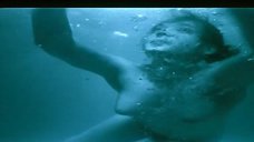 Чулпан Хаматова плавает обнаженной в бассейне