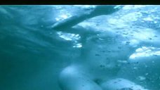 4. Чулпан Хаматова плавает обнаженной в бассейне – Тувалу