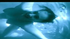 7. Чулпан Хаматова плавает обнаженной в бассейне – Тувалу